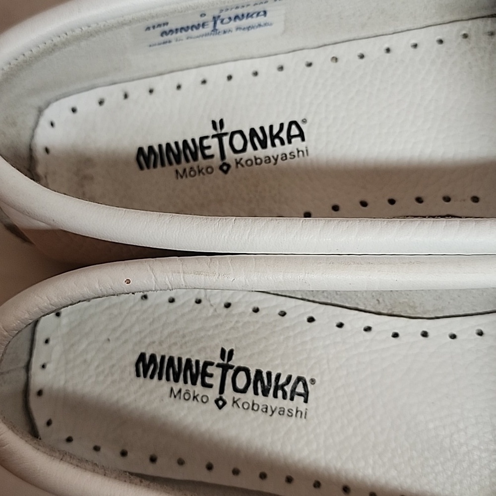 Minnetonka Womens White Slip-On Moccasins with Beautiful Beaded Design Sz 9 - Picture 4 of 9